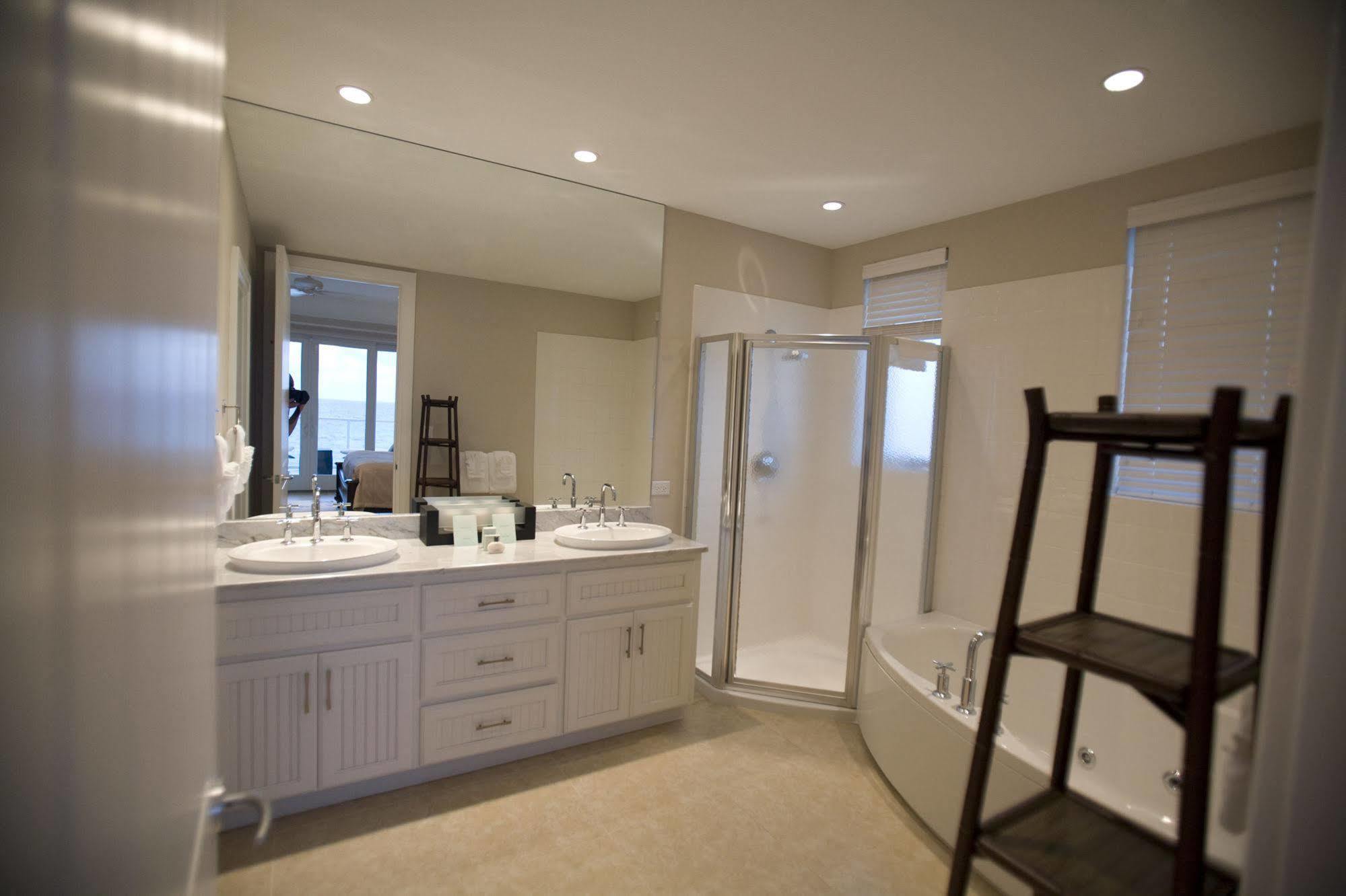 Caribbean Club Boutique Hotel, Grand Cayman Dog City 외부 사진