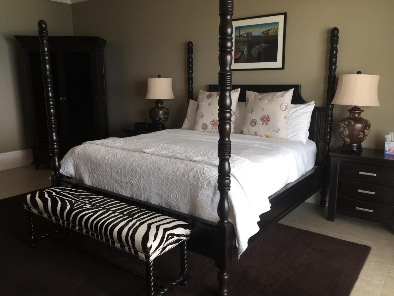 Caribbean Club Boutique Hotel, Grand Cayman Dog City 외부 사진